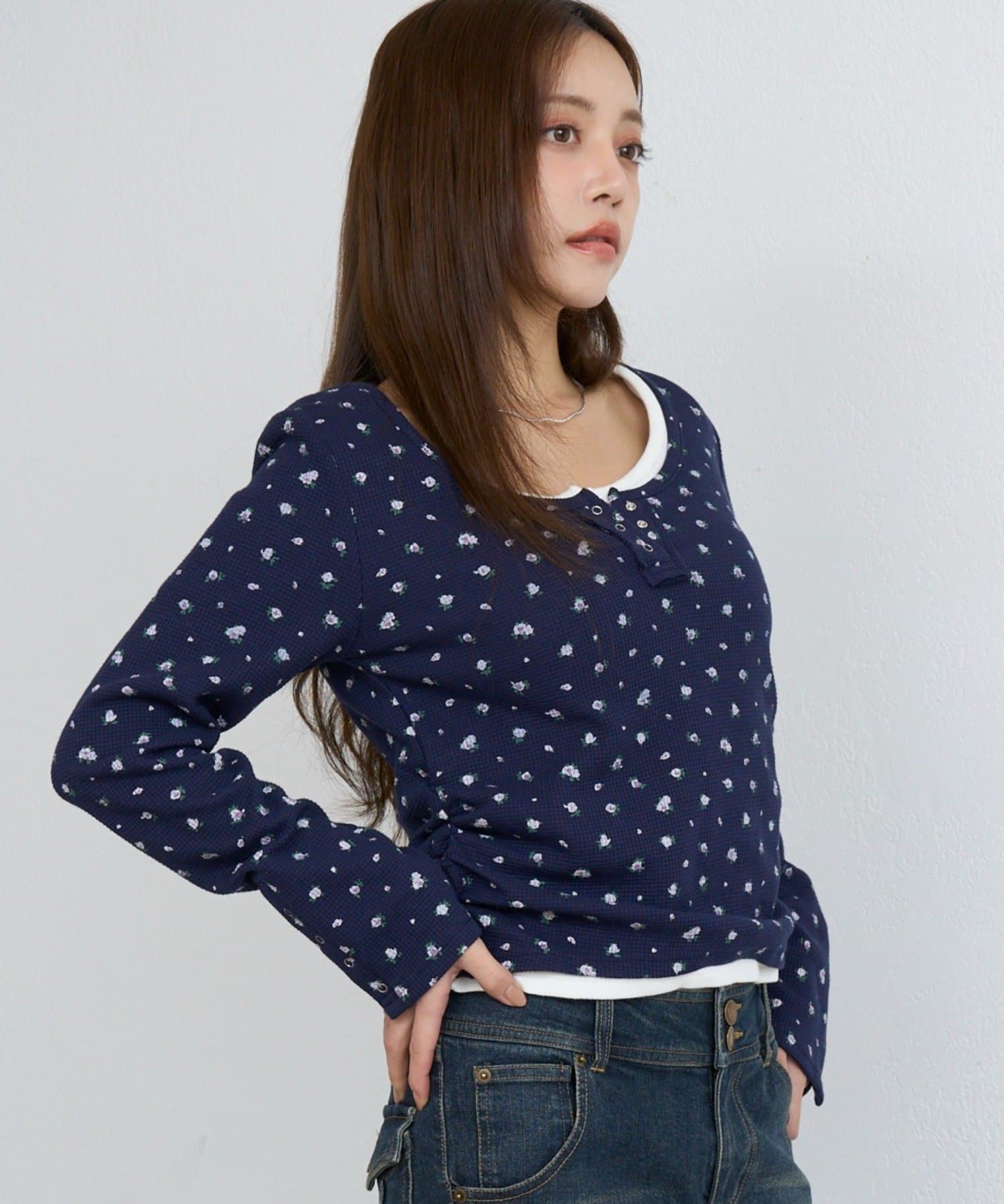 RAY CASSIN(レイカズン) Uネック花柄ヘンリーロングTシャツ / ロンT