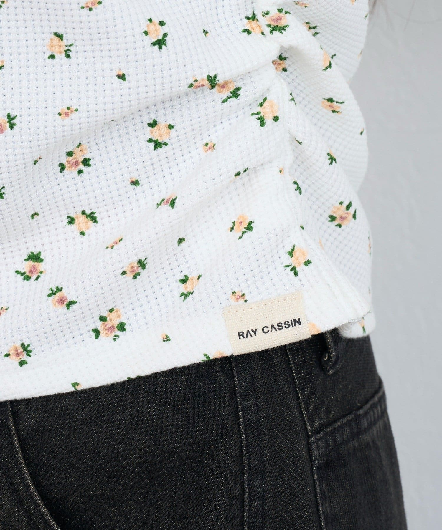 RAY CASSIN(レイカズン) Uネック花柄ヘンリーロングTシャツ / ロンT