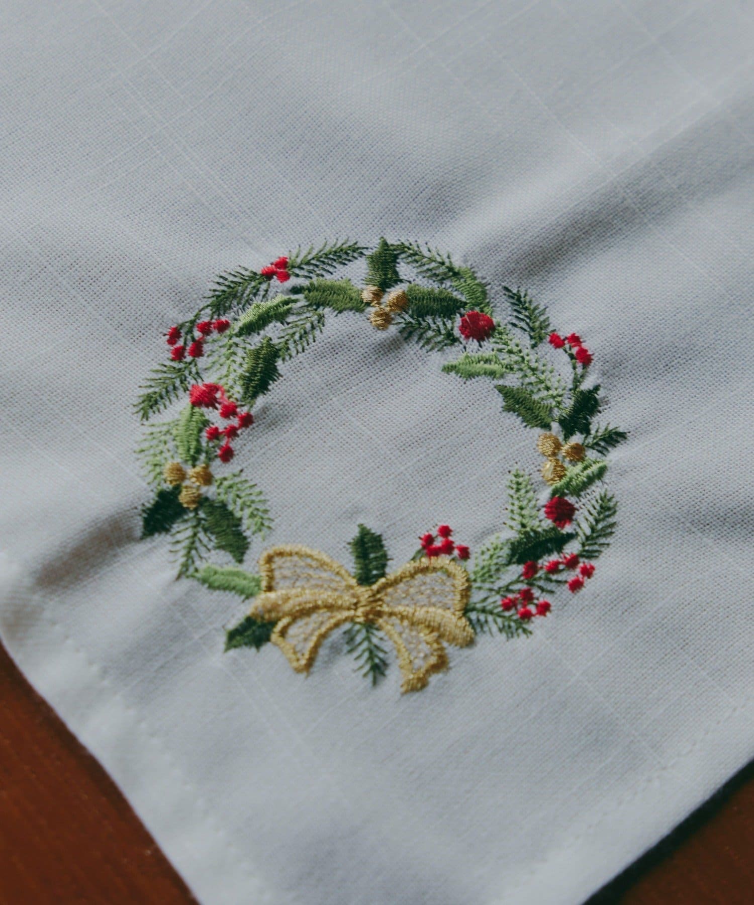 salut!(サリュ) リース刺繍テーブルランナー：30×100cm／Casual Christmas Dinner