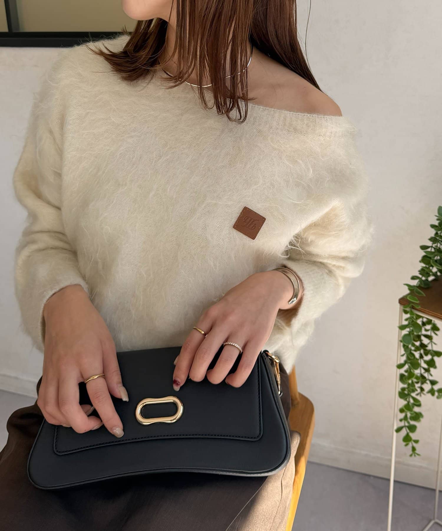 Thevon.(ゼヴォン) レザーパッチ付きシャギーニット