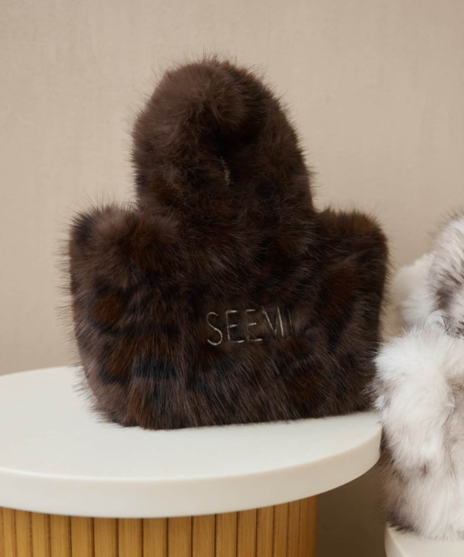 Seemi.by NICE CLAUP(シーミーバイナイスクラップ) 刺繍入りフェイクファートート