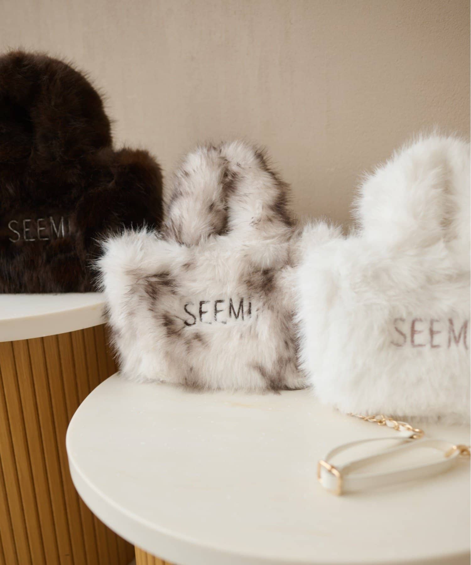 Seemi.by NICE CLAUP(シーミーバイナイスクラップ) 刺繍入りフェイクファートート
