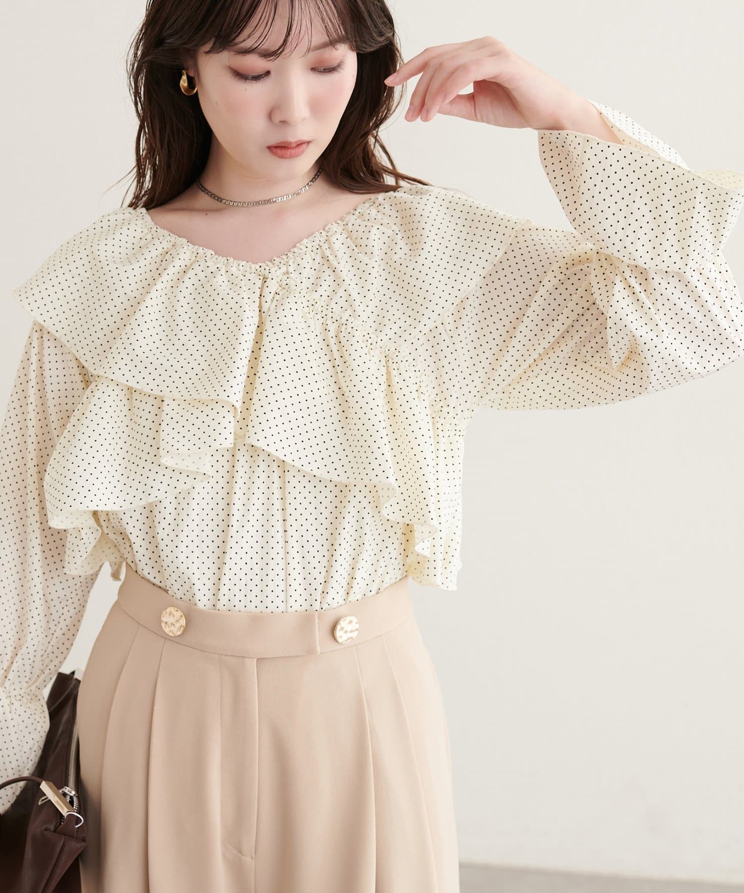 natural couture(ナチュラルクチュール) クロスフリルデザインブラウス