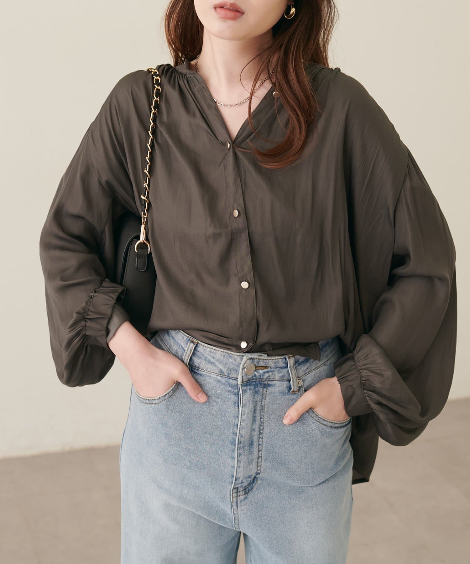 natural couture(ナチュラルクチュール) マット釦とろみサテンブラウス