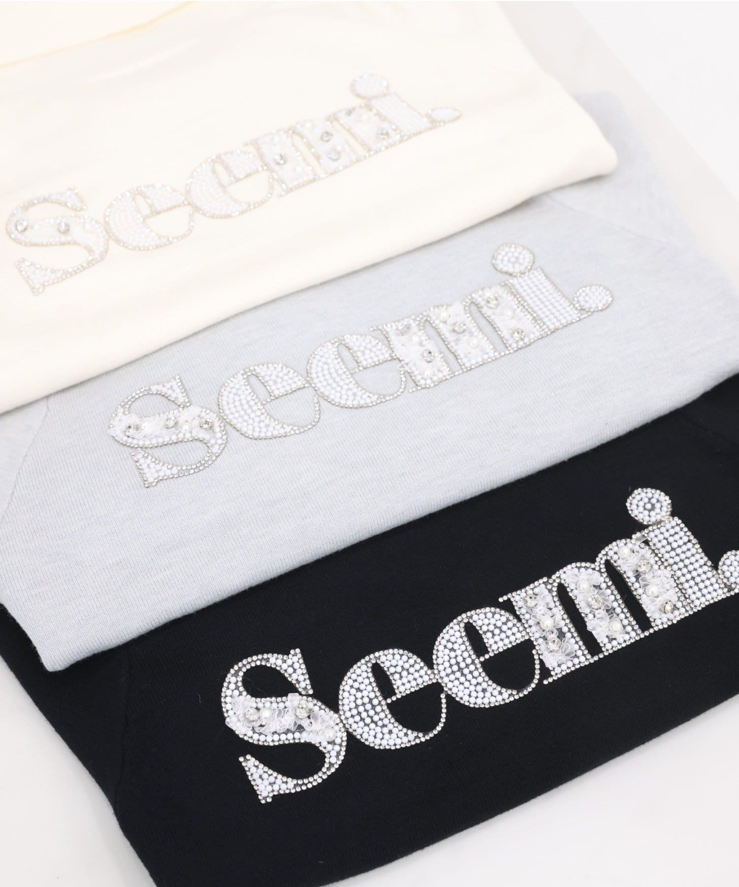 Seemi.by NICE CLAUP(シーミーバイナイスクラップ) ハイネックビジューロゴニット
