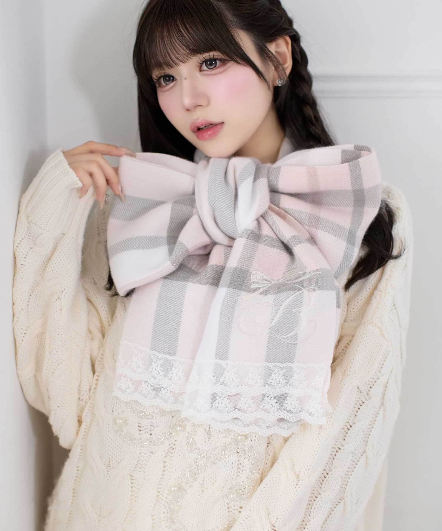 Belle Charme(ベルシャルム) B Logo Lace Muffler