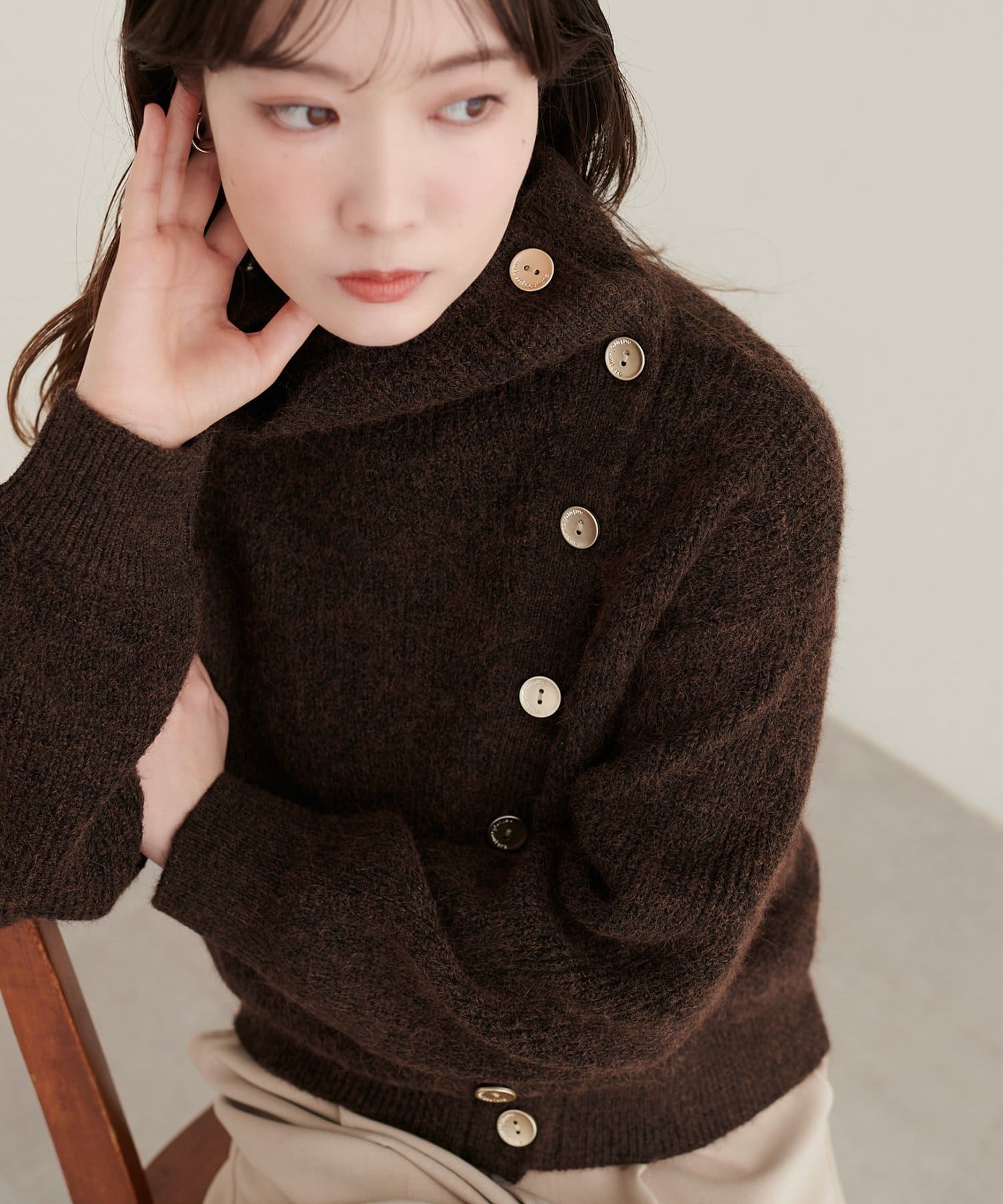 natural couture(ナチュラルクチュール) ゴールド釦ハイネックニット