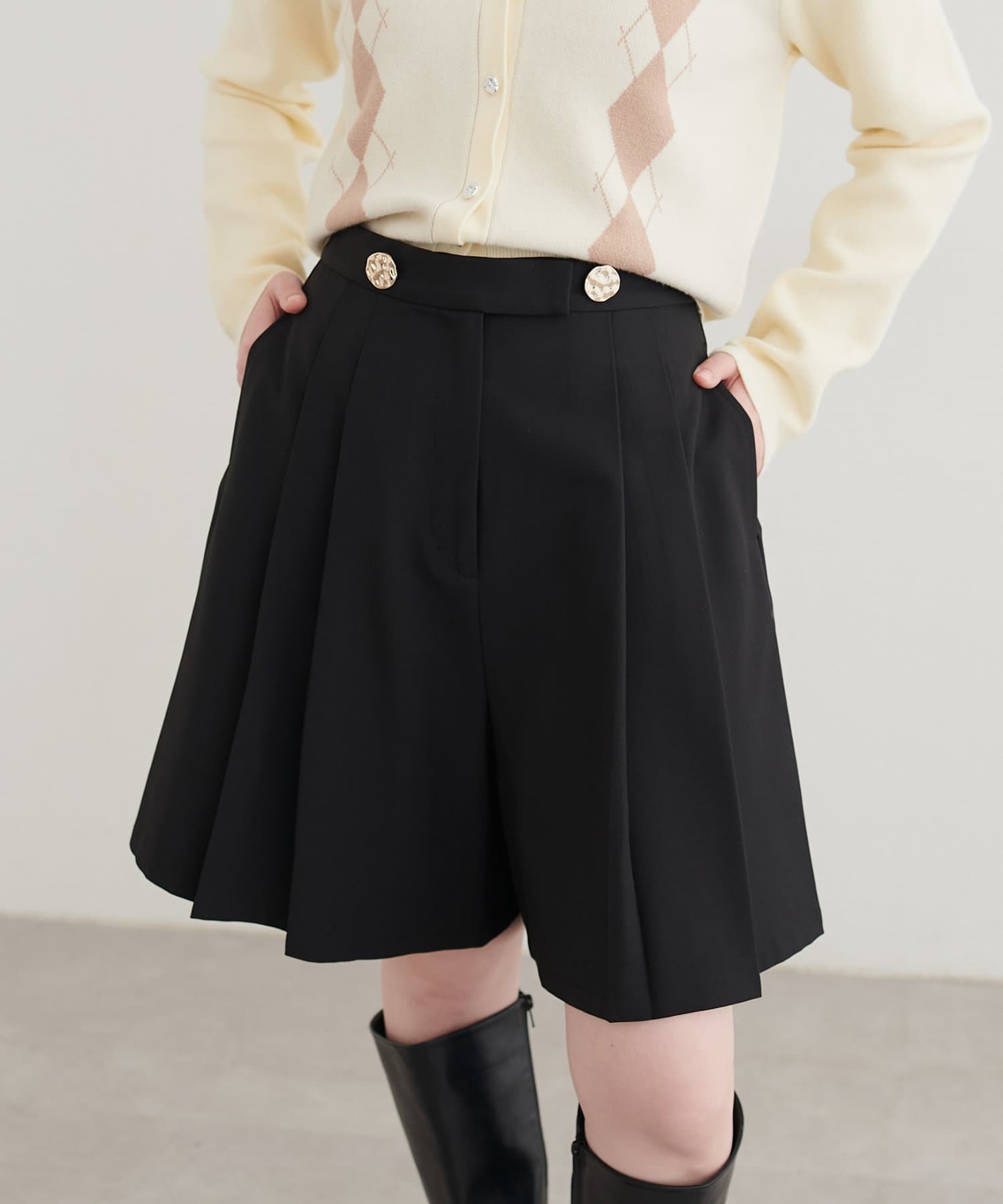 natural couture(ナチュラルクチュール) 〈canami〉ベコベコ金釦ショートパンツ