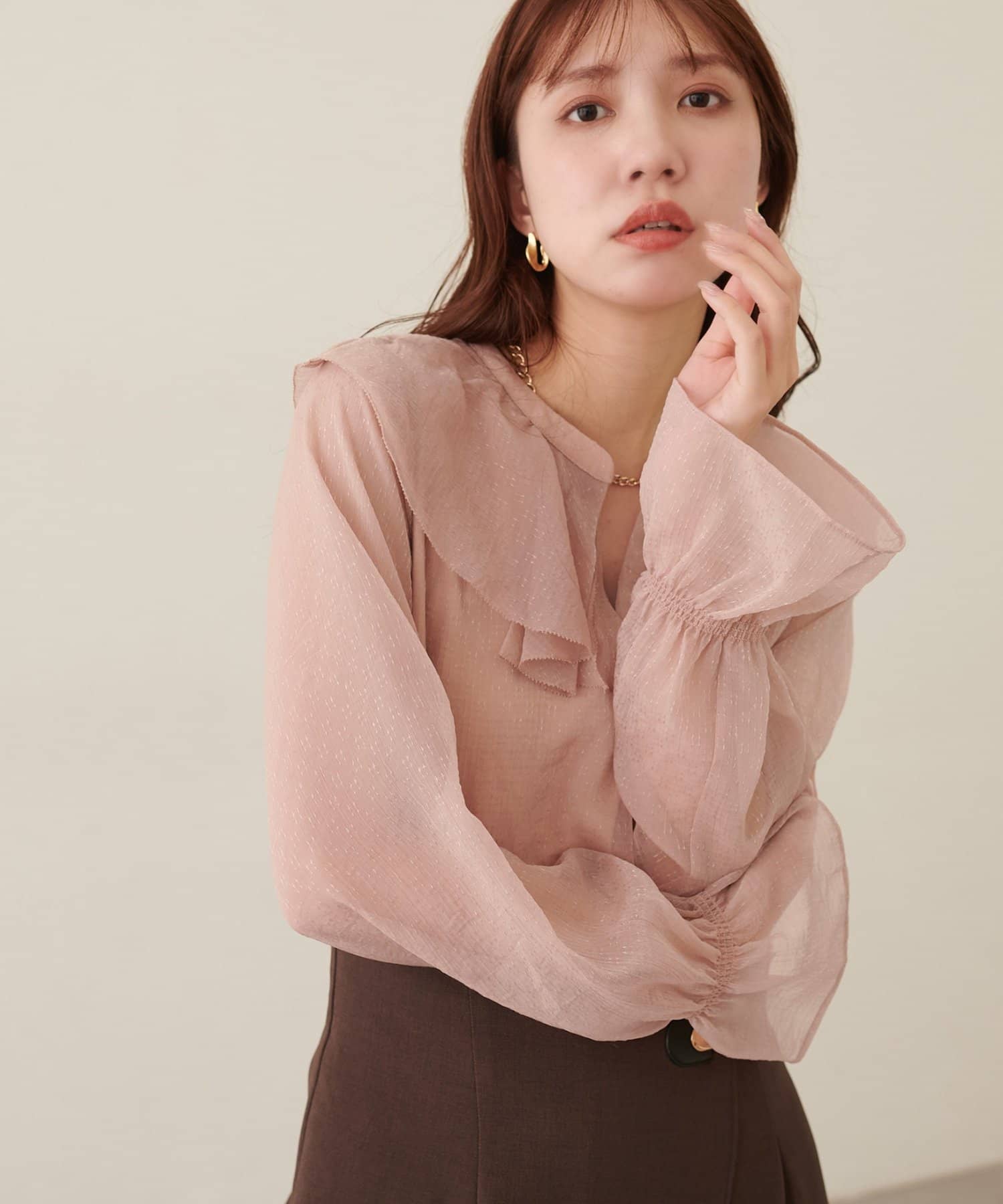 natural couture(ナチュラルクチュール) タックフリル衿スキッパー長袖ブラウス