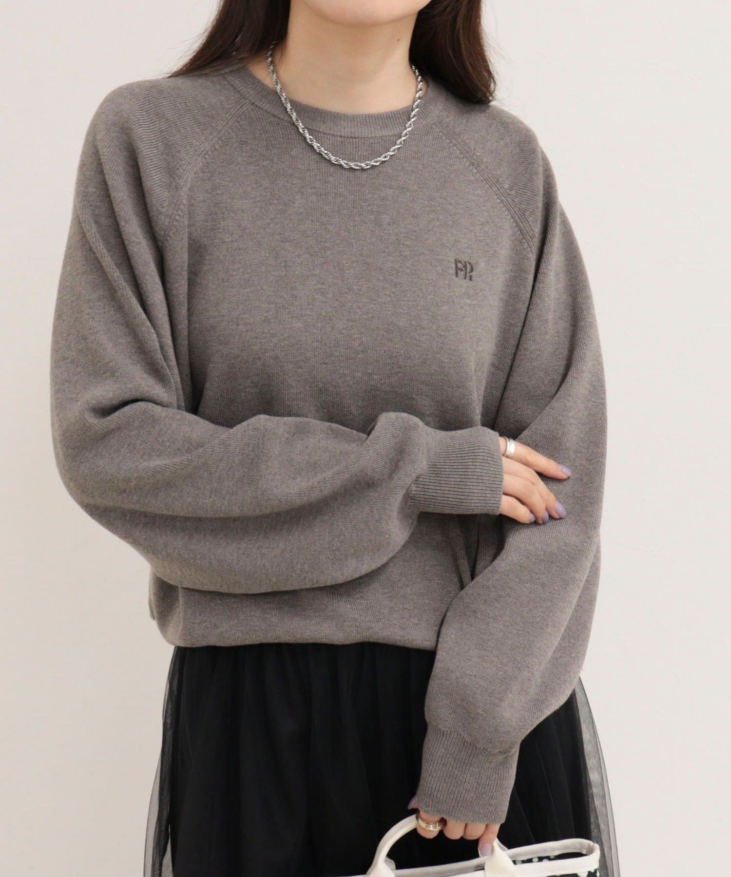 FREDY & GLOSTER(フレディ アンド グロスター) FR刺しゅうドロストスウェットニット