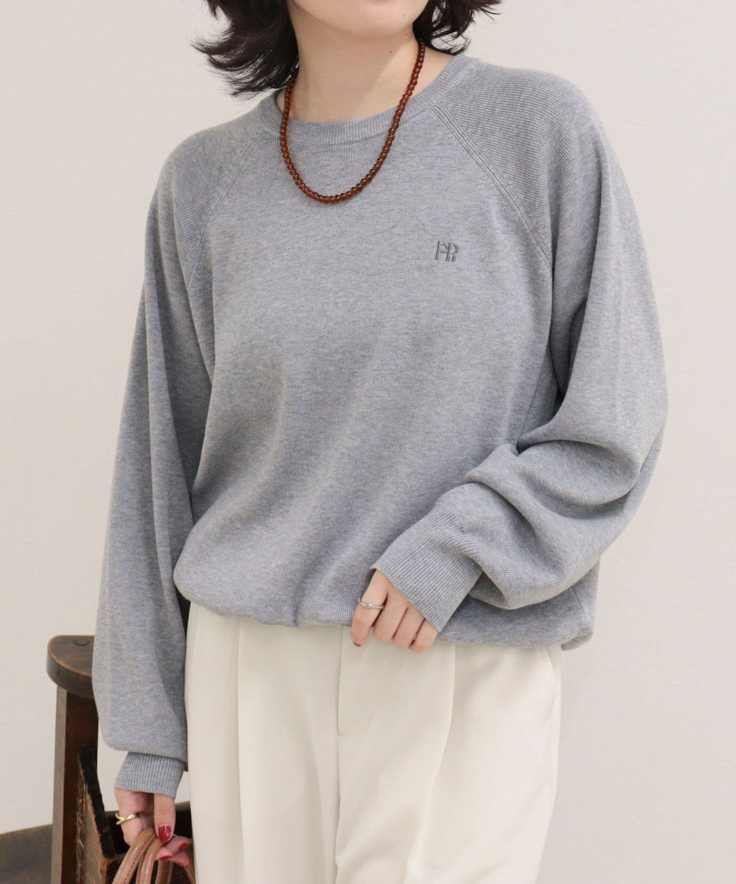 FREDY & GLOSTER(フレディ アンド グロスター) FR刺しゅうドロストスウェットニット