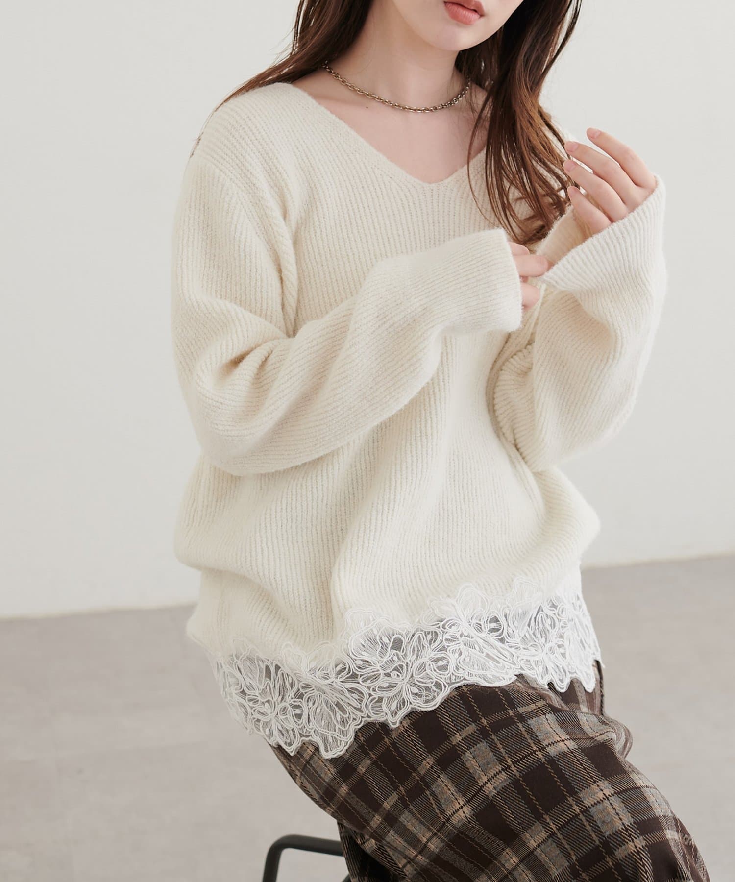 natural couture(ナチュラルクチュール) 〈ako〉モチーフレースヘムVニット