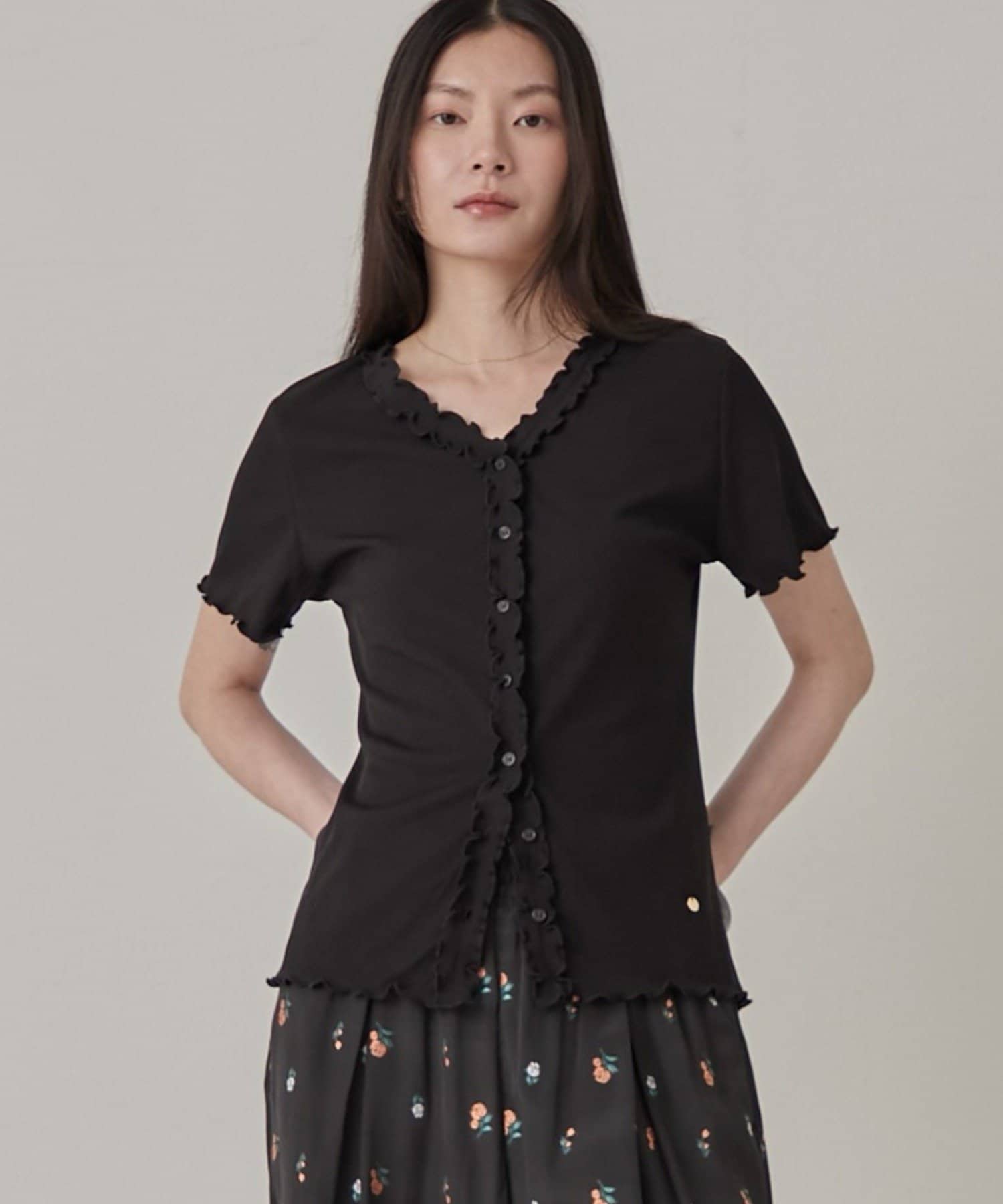 me ISSEY MIYAKE フリル カーディガン 半袖 黒 サンプル品 Omekashi】半袖フリルカーディガン | OUTLET(アウトレット)レディース