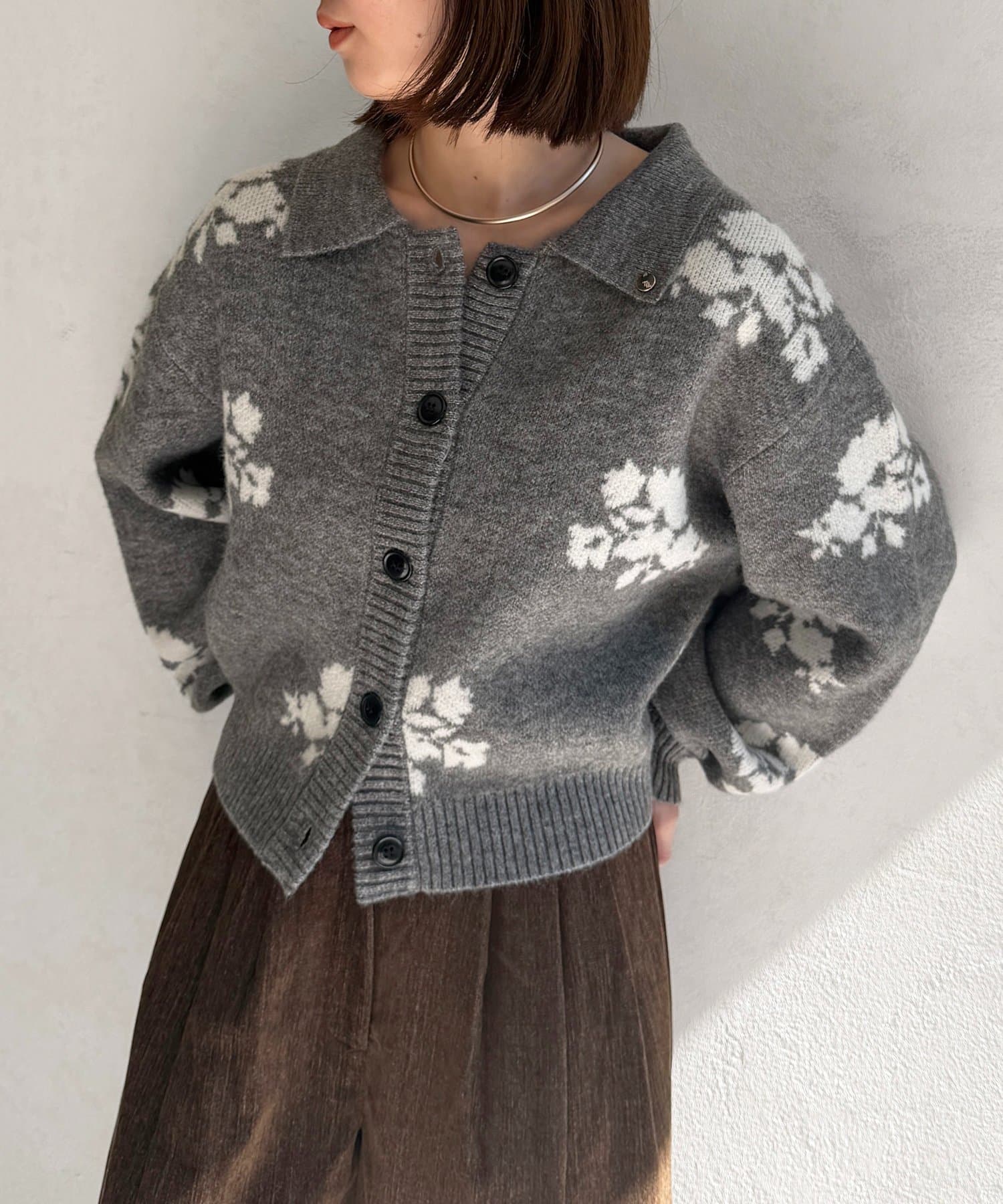 Thevon.(ゼヴォン) 襟チャーム花柄ニットカーディガン