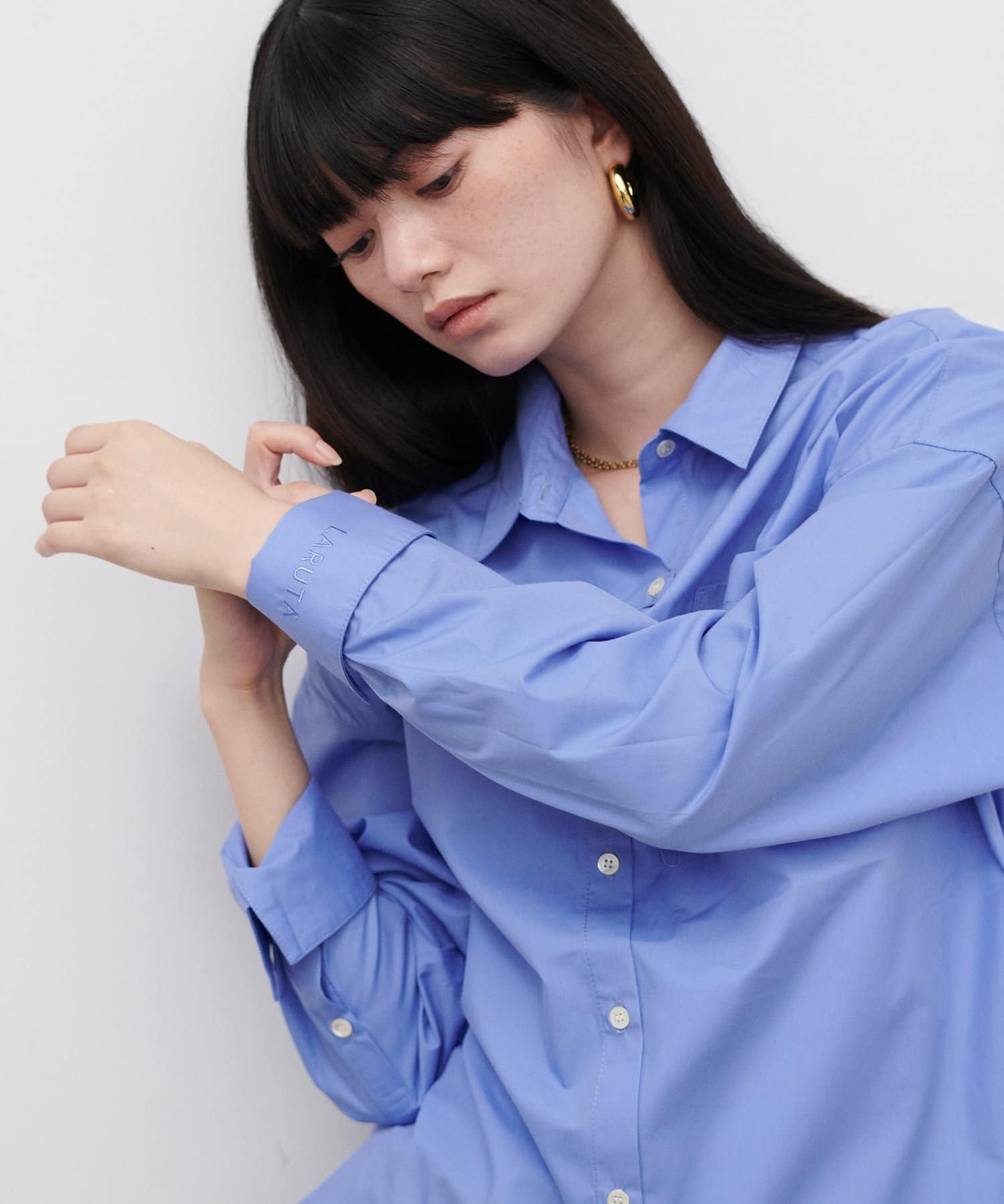 LARUTA(ラルータ) ［WEB限定］ちびロゴ刺繍ベーシックシャツ