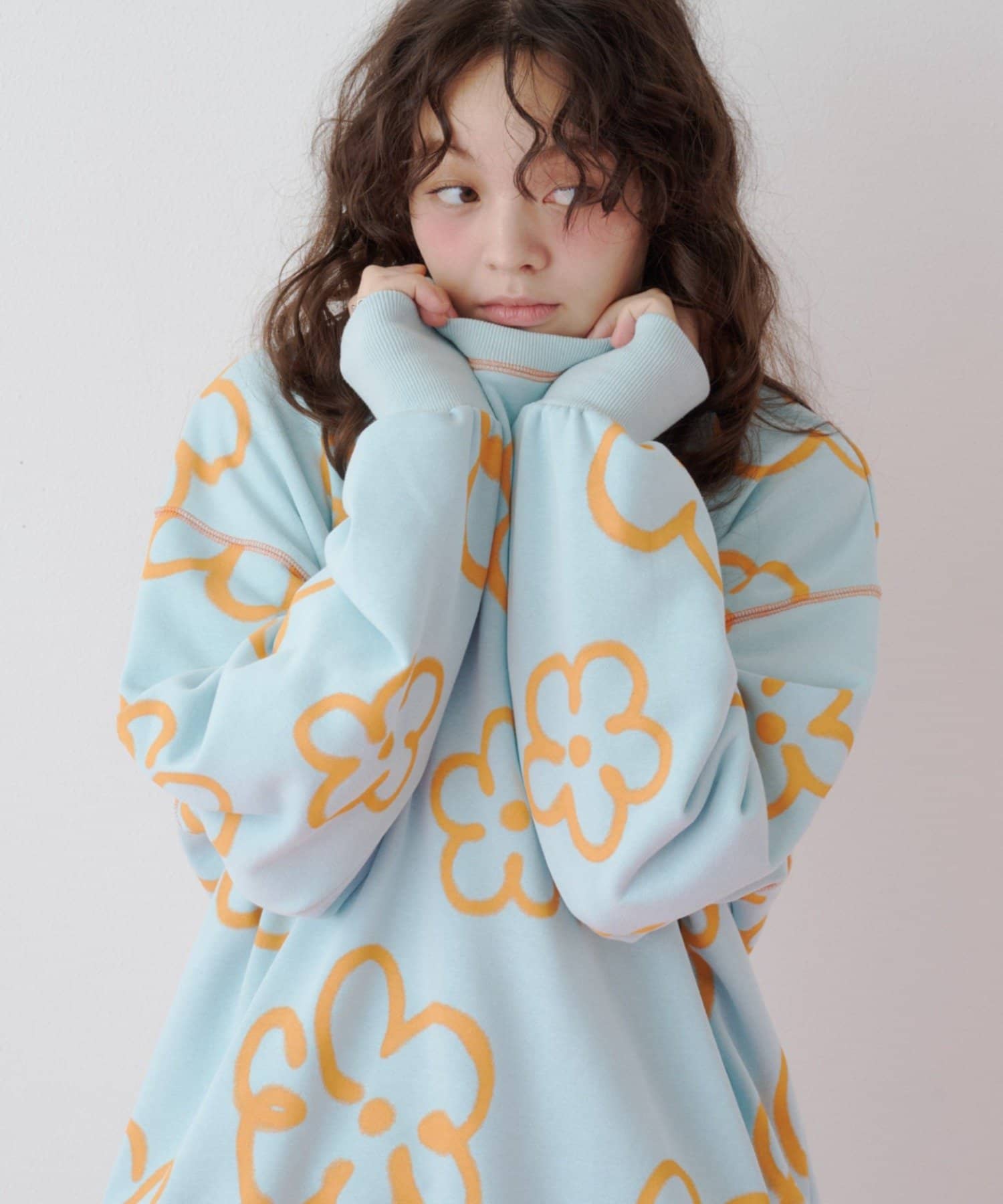 CIAOPANIC TYPY(チャオパニックティピー) 【26Winter展示会 出展商品】【HELLO.SANFRANCISCO】フラワースプレー配色スウェット