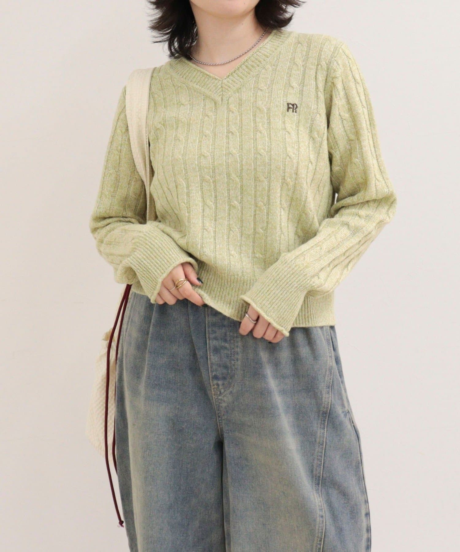 FREDY & GLOSTER(フレディ アンド グロスター) FR刺しゅうケーブル柄Vネックニットプルオーバー