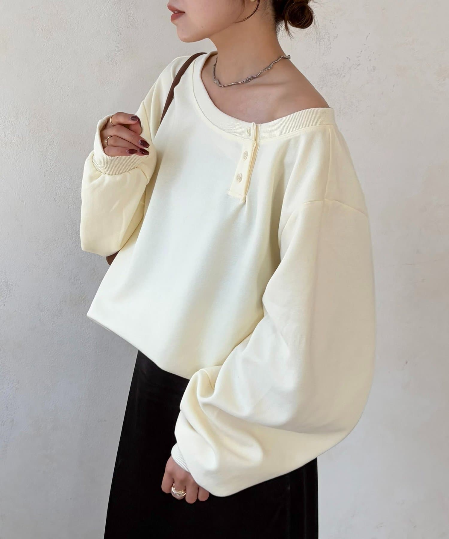 Thevon.(ゼヴォン) アシメボタンボートネックスウェット