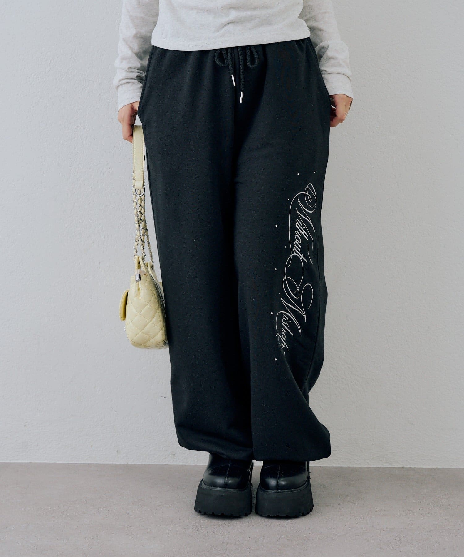 NICE CLAUP / OLIVE des OLIVE OUTLET(ナイスクラップ  / オリーブ デ オリーブ アウトレット) 【ANOTHER BRANCH】刺繍ロゴパンツ