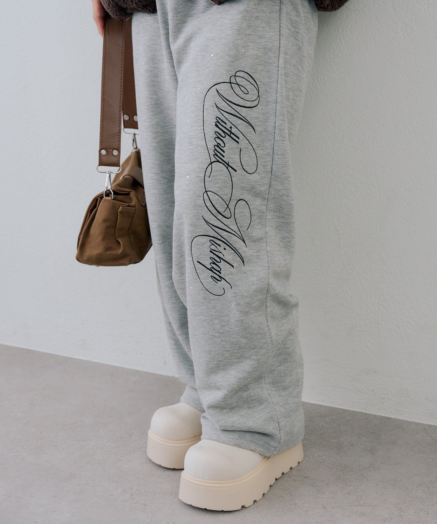 NICE CLAUP / OLIVE des OLIVE OUTLET(ナイスクラップ  / オリーブ デ オリーブ アウトレット) 【ANOTHER BRANCH】刺繍ロゴパンツ