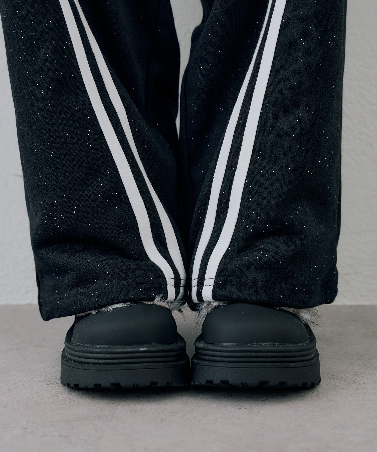 NICE CLAUP / OLIVE des OLIVE OUTLET(ナイスクラップ  / オリーブ デ オリーブ アウトレット) 【ANOTHER BRANCH】裏起毛ライン入りラメパンツ