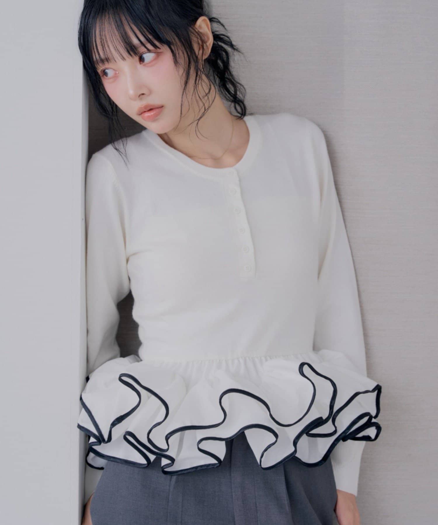 Chico(チコ) 【SALON by Chico】バイカラーフリルヘンリーペプラムニット【10/15(木)0:00~1000円OFF&ノベルティフェアがスタート】