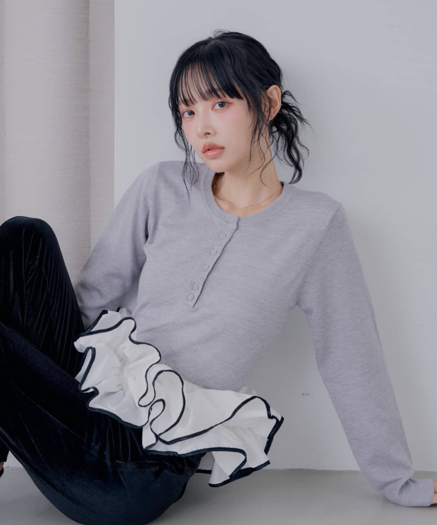 Chico(チコ) 【SALON by Chico】バイカラーフリルヘンリーペプラムニット【10/15(木)0:00~1000円OFF&ノベルティフェアがスタート】