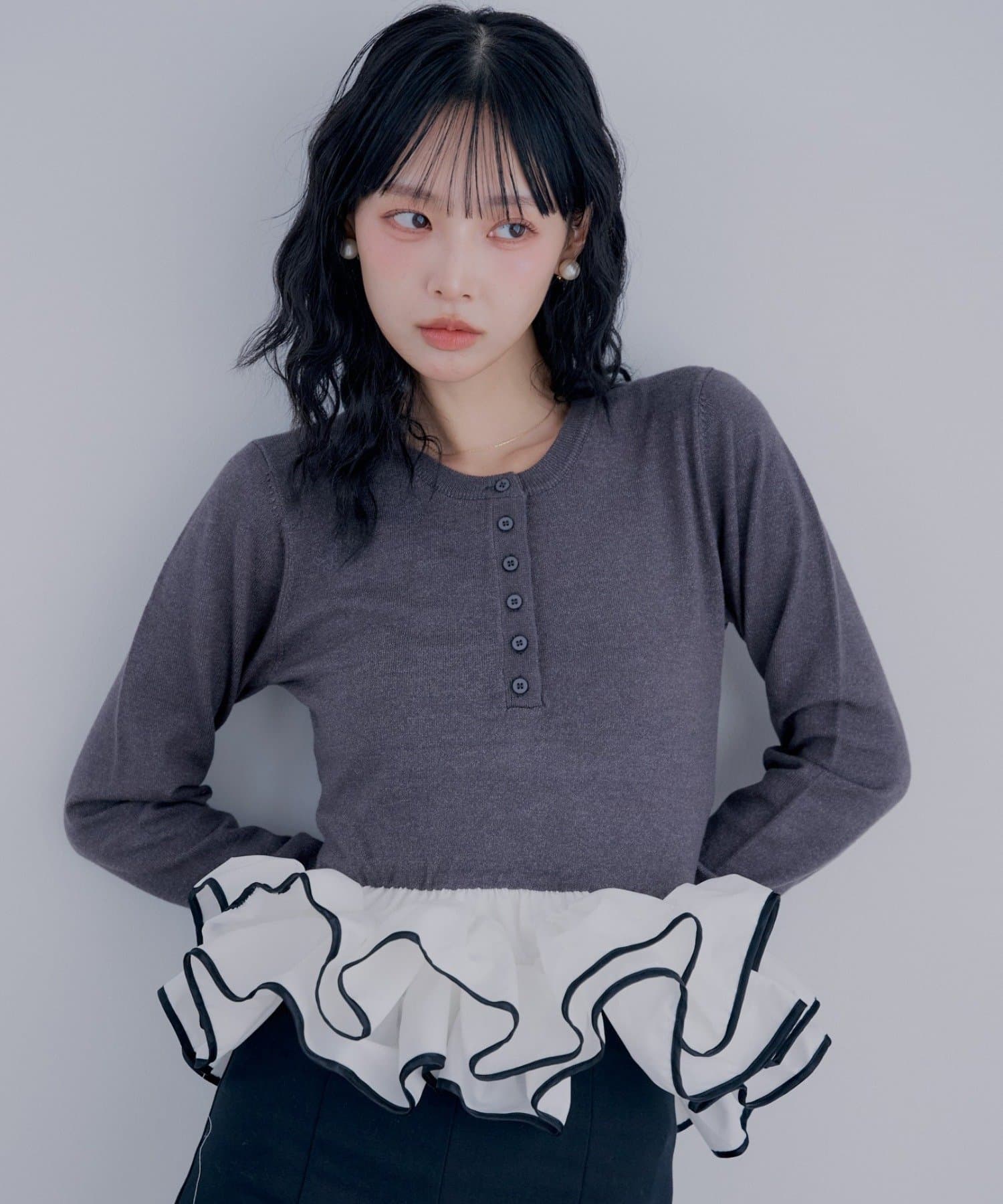 Chico(チコ) 【SALON by Chico】バイカラーフリルヘンリーペプラムニット【10/15(木)0:00~1000円OFF&ノベルティフェアがスタート】