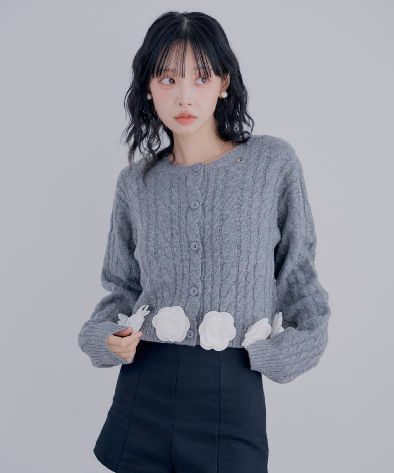 Chico(チコ) 【SALON by Chico】裾フラワークルーカーディガン【10/15(木)0:00~1000円OFF&ノベルティフェアがスタート】