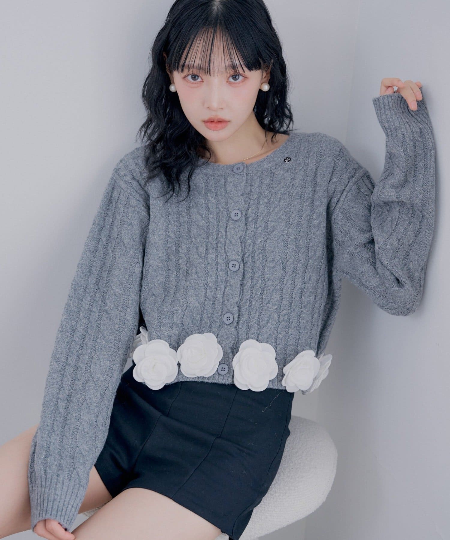 Chico(チコ) 【SALON by Chico】裾フラワークルーカーディガン【10/15(木)0:00~1000円OFF&ノベルティフェアがスタート】