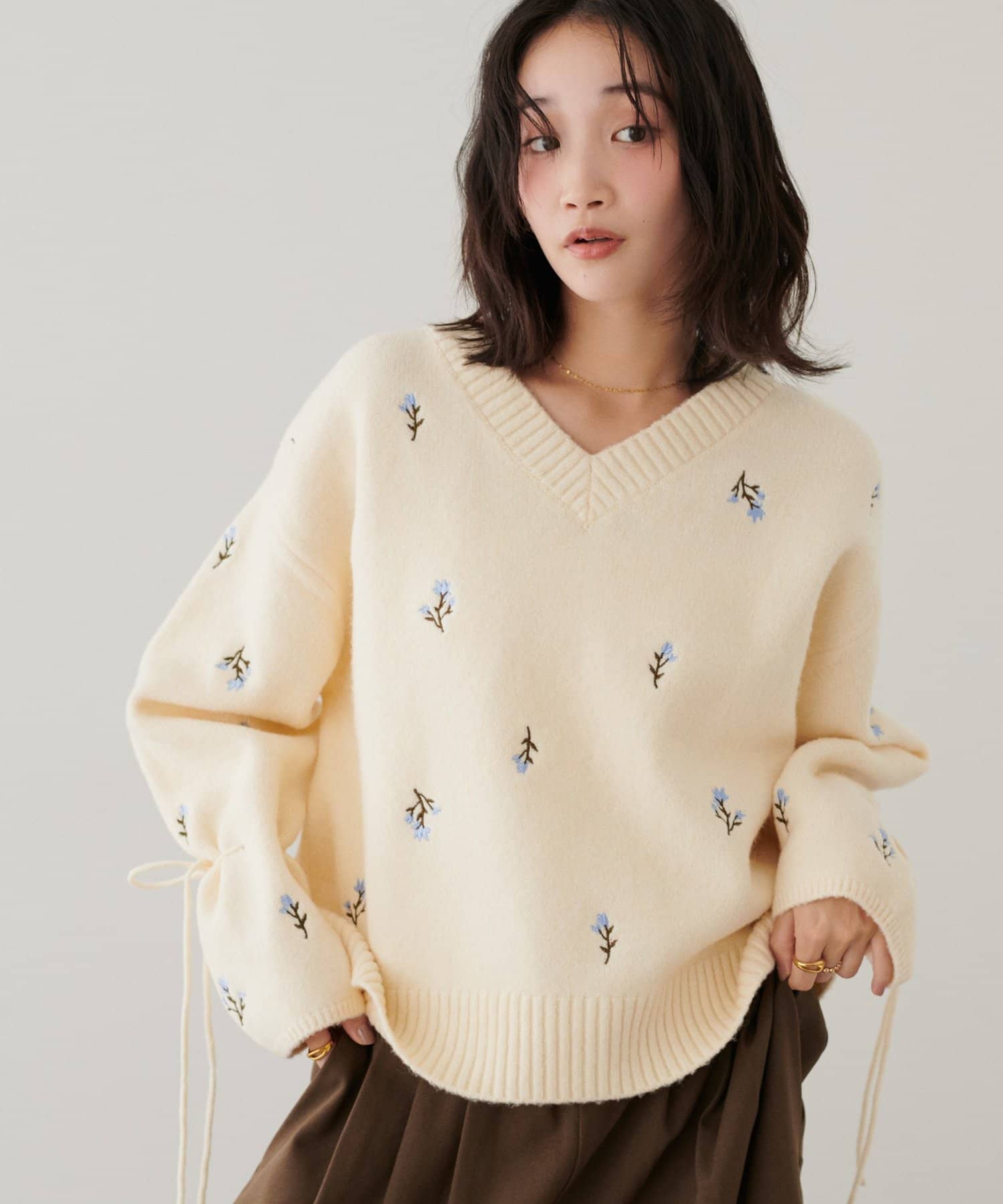 DISCOAT(ディスコート) 花柄刺繍袖口リボンニット