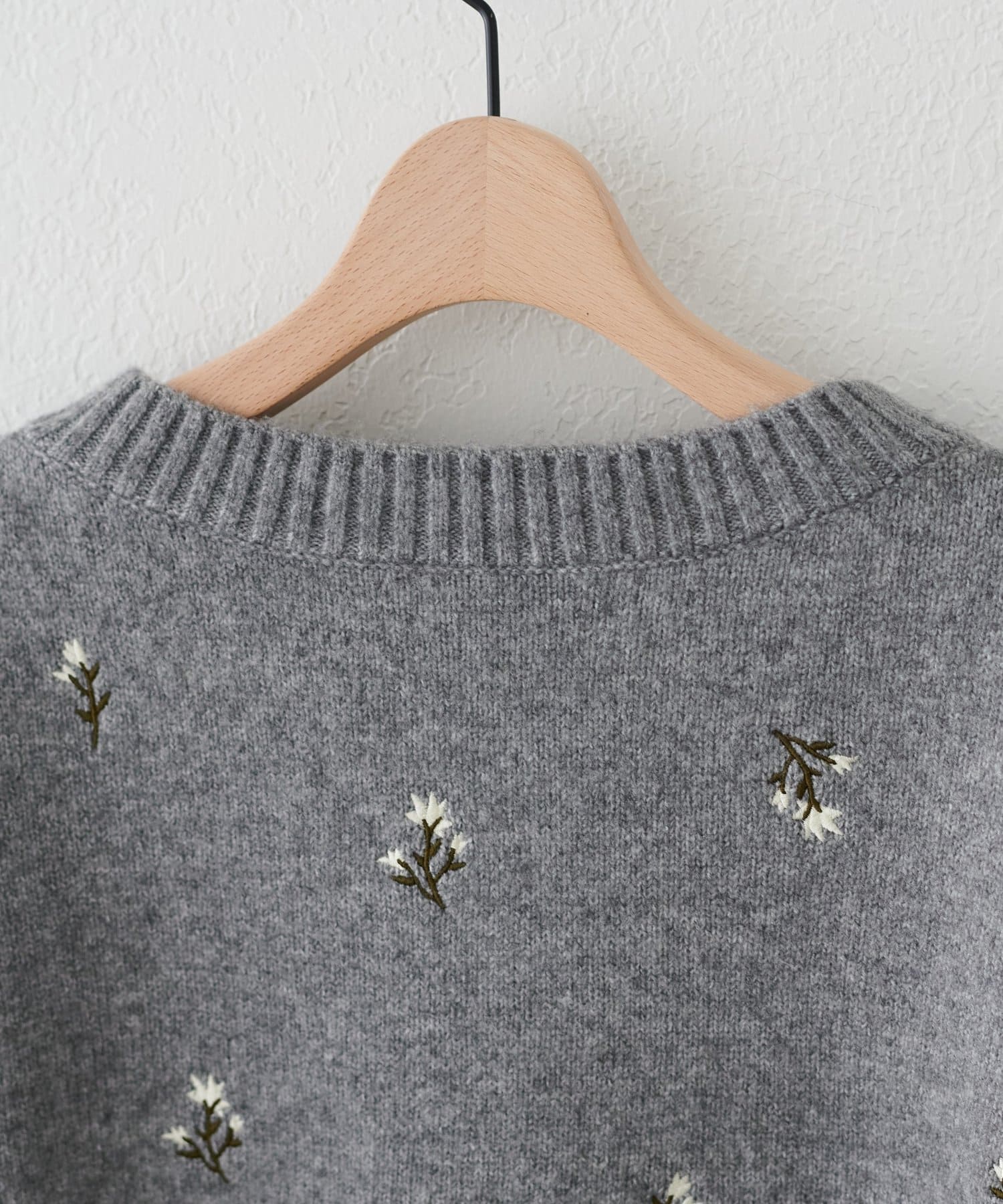 DISCOAT(ディスコート) 花柄刺繍袖口リボンニット