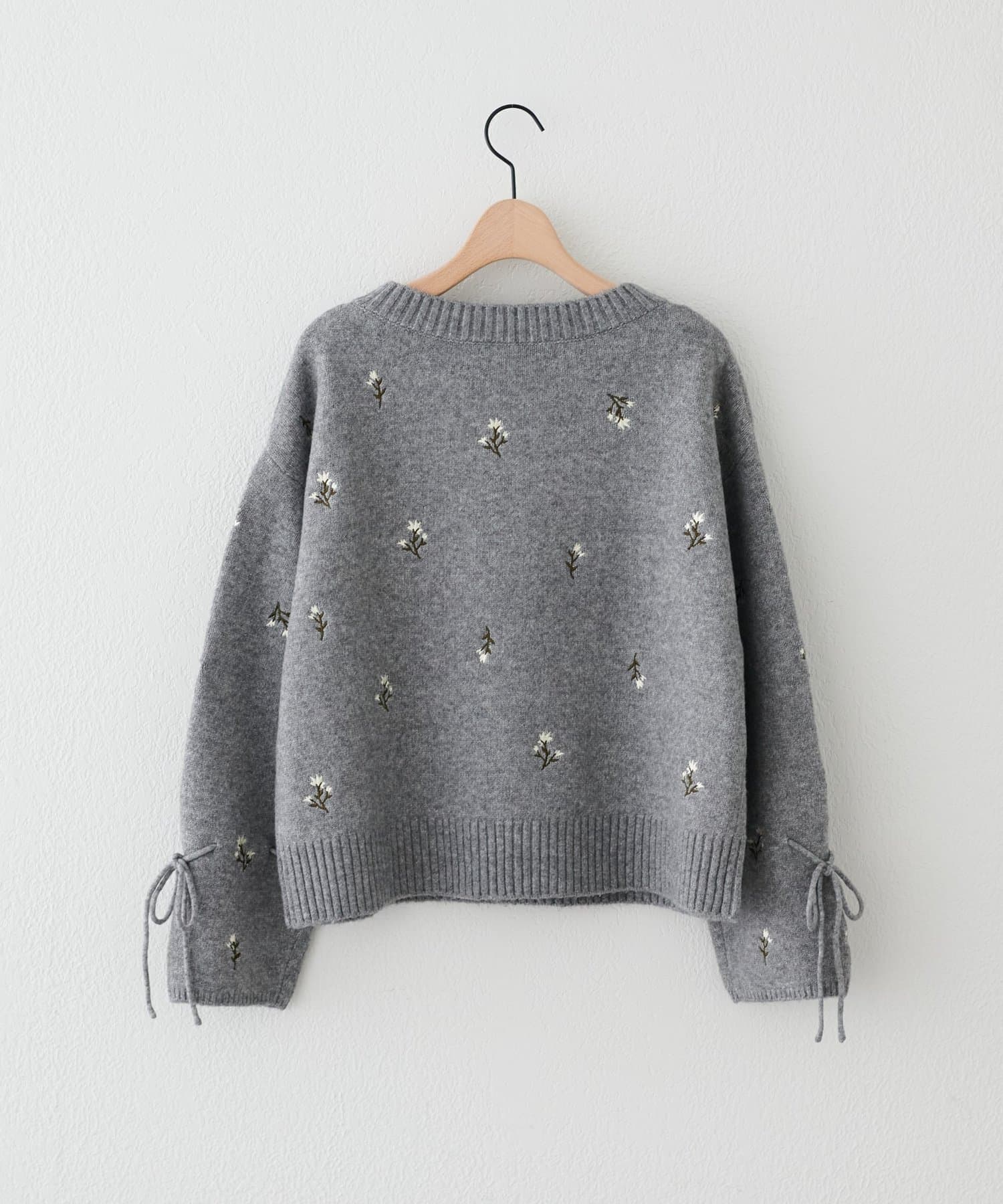 DISCOAT(ディスコート) 花柄刺繍袖口リボンニット