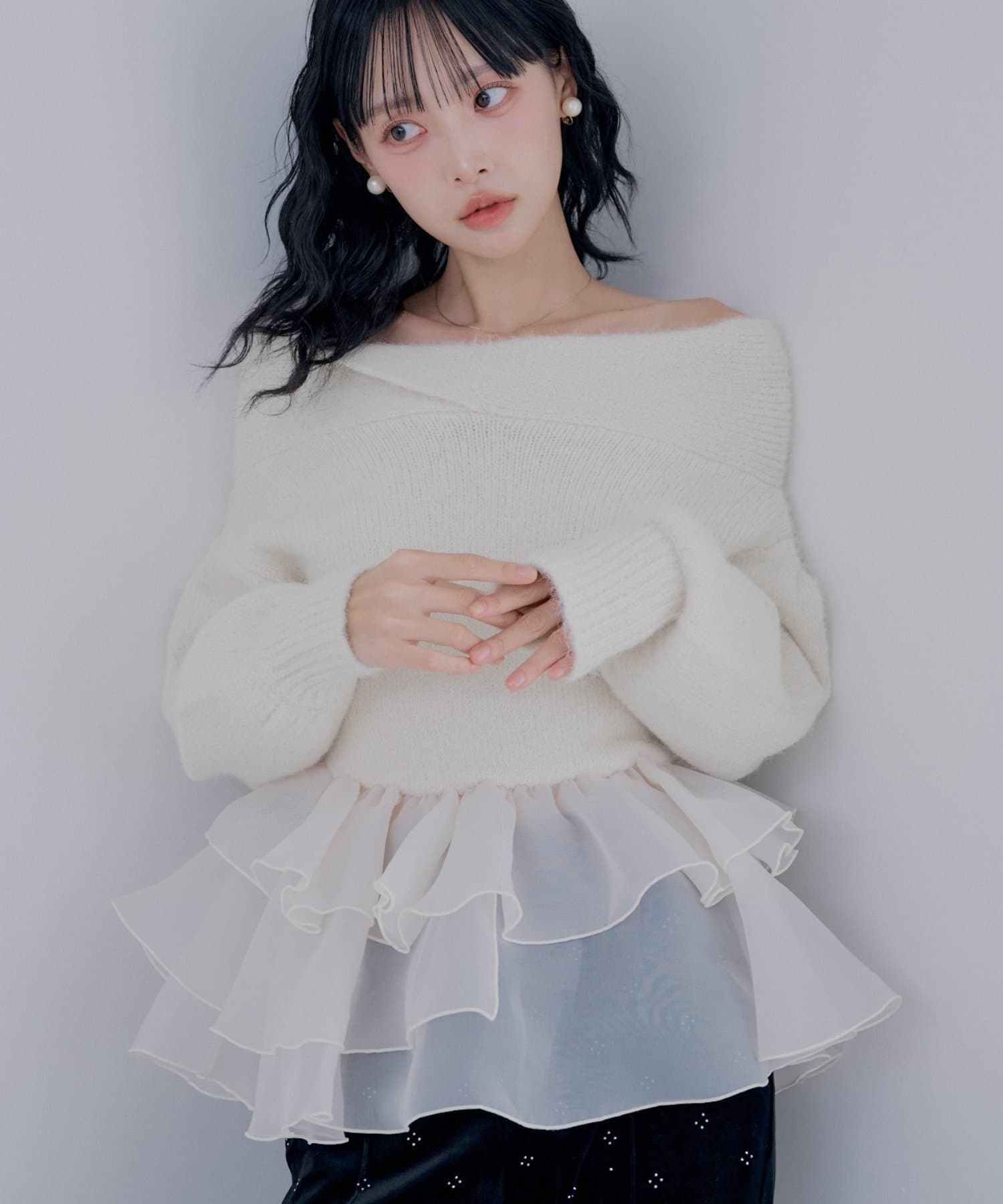 Chico(チコ) 【SALON by Chico】前後2WAYオフショルティアードペプラムニット【10/15(木)0:00~1000円OFF&ノベルティフェアがスタート】