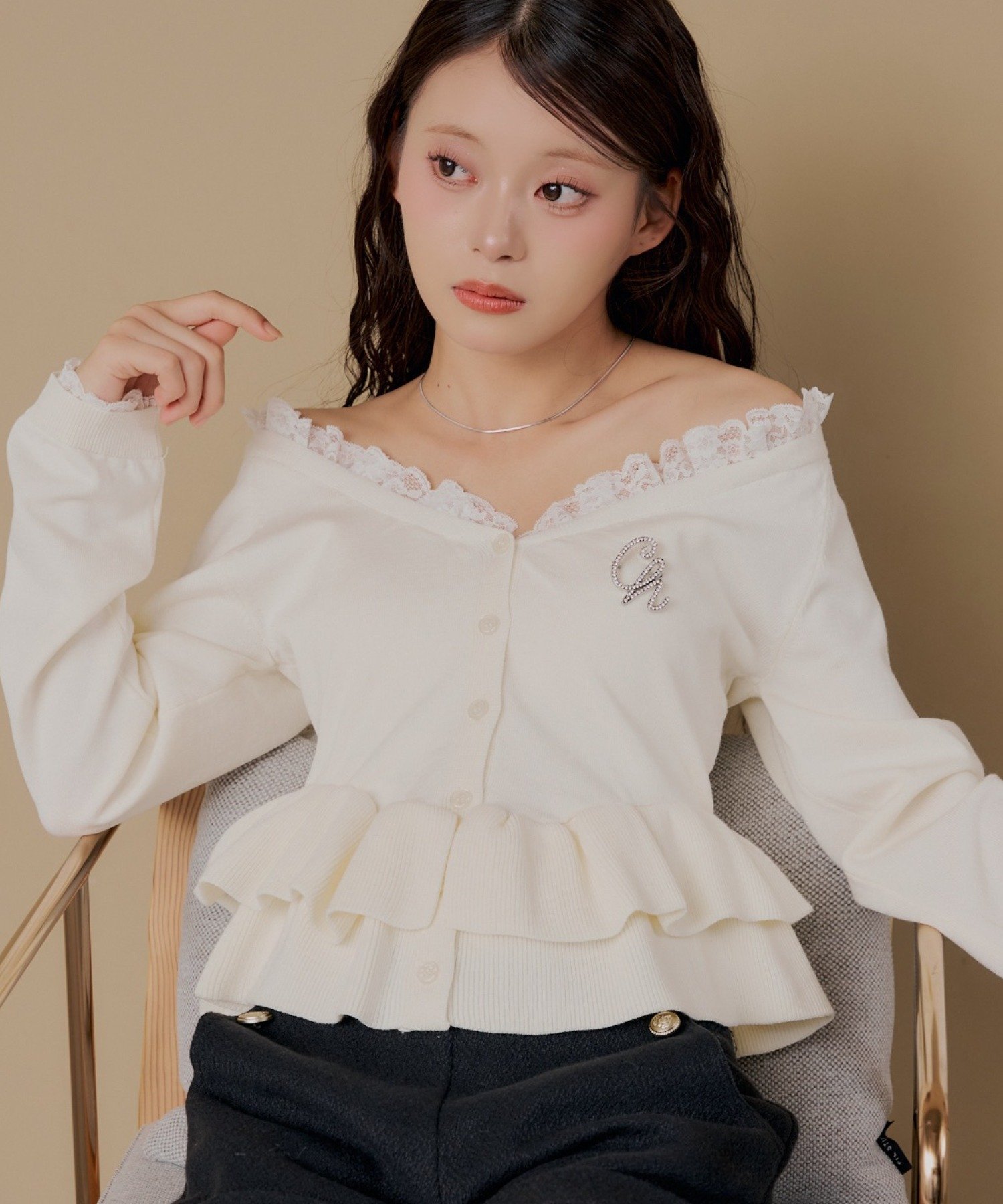 Chico(チコ) オフショルティアードペプラムニット【10/15(木)0:00～1000円OFFクーポン&ノベルティフェアスタート】