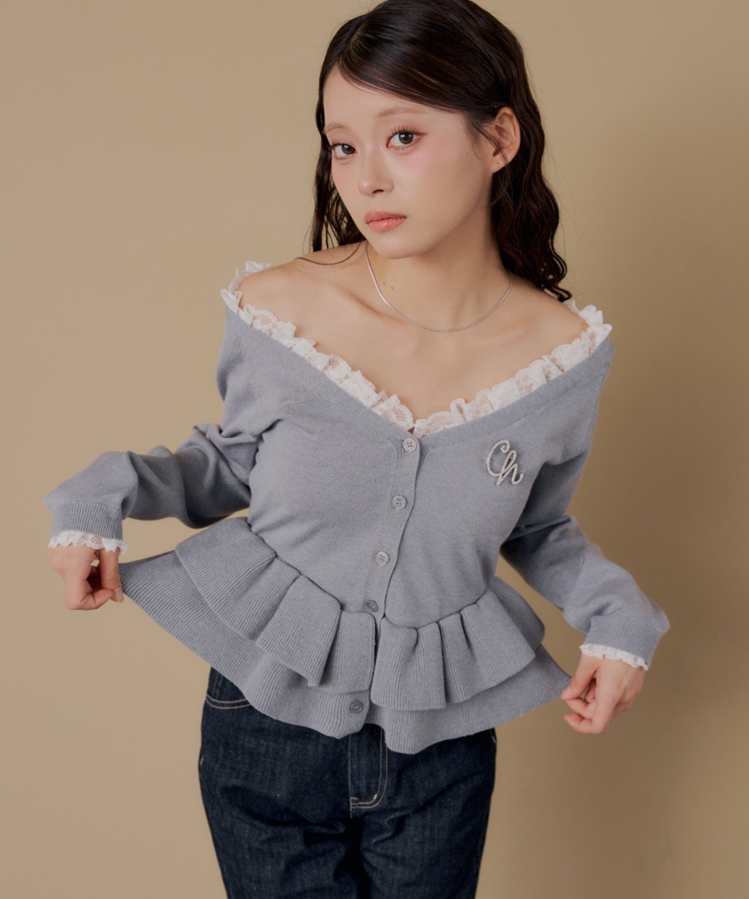 Chico(チコ) オフショルティアードペプラムニット【10/15(木)0:00～1000円OFFクーポン&ノベルティフェアスタート】