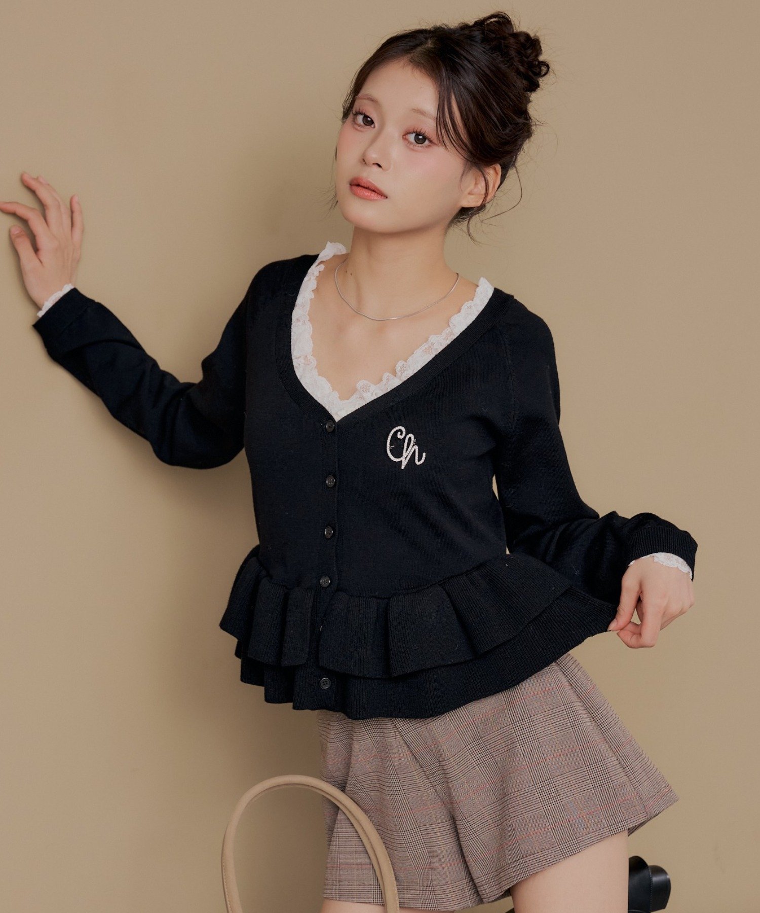 Chico(チコ) オフショルティアードペプラムニット【10/15(木)0:00～1000円OFFクーポン&ノベルティフェアスタート】