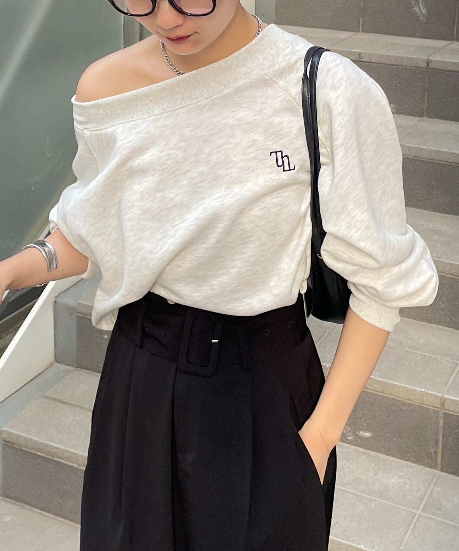 Thevon.(ゼヴォン) ボートネック刺繍ロゴプルオーバー