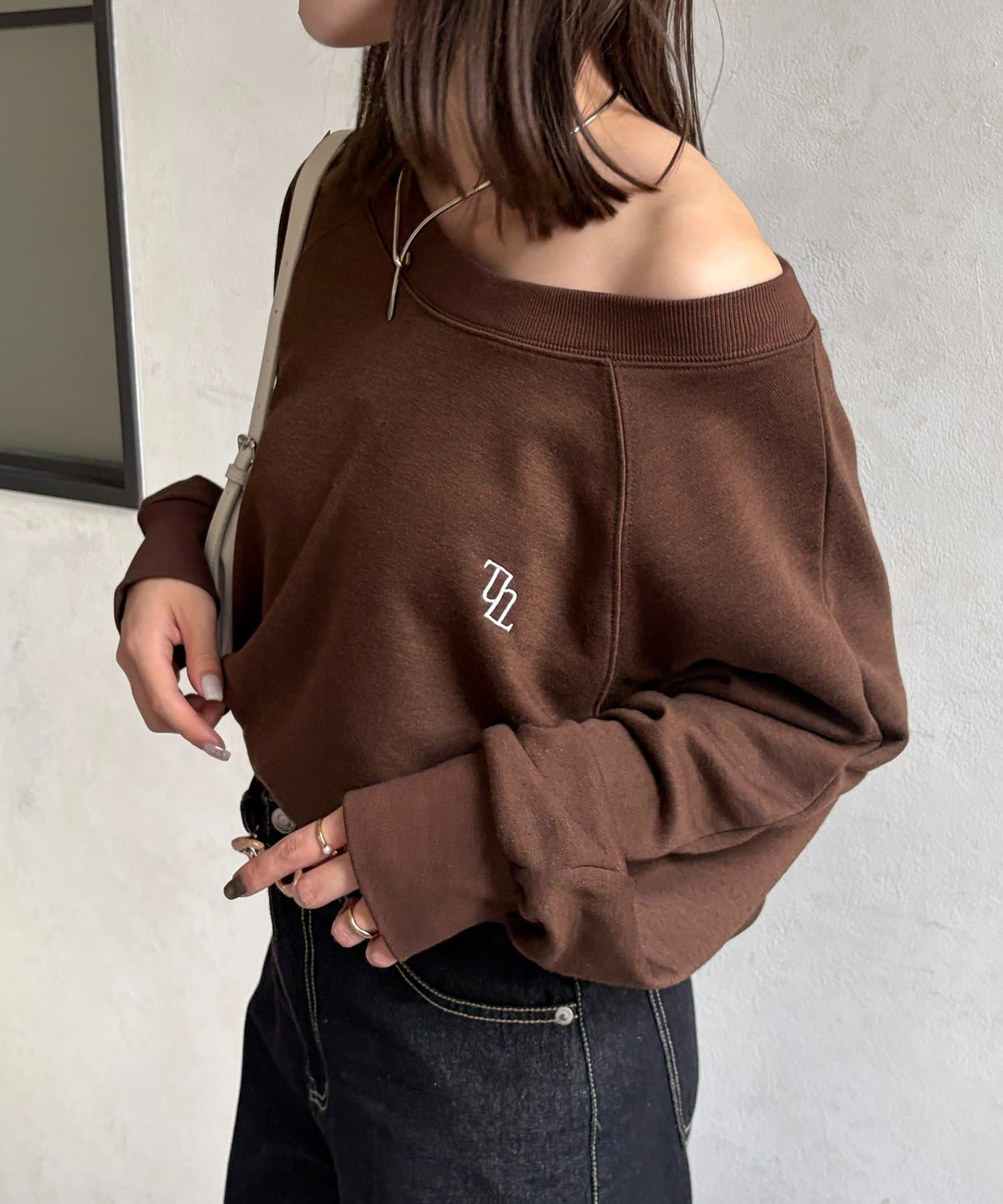 Thevon.(ゼヴォン) ボートネック刺繍ロゴプルオーバー