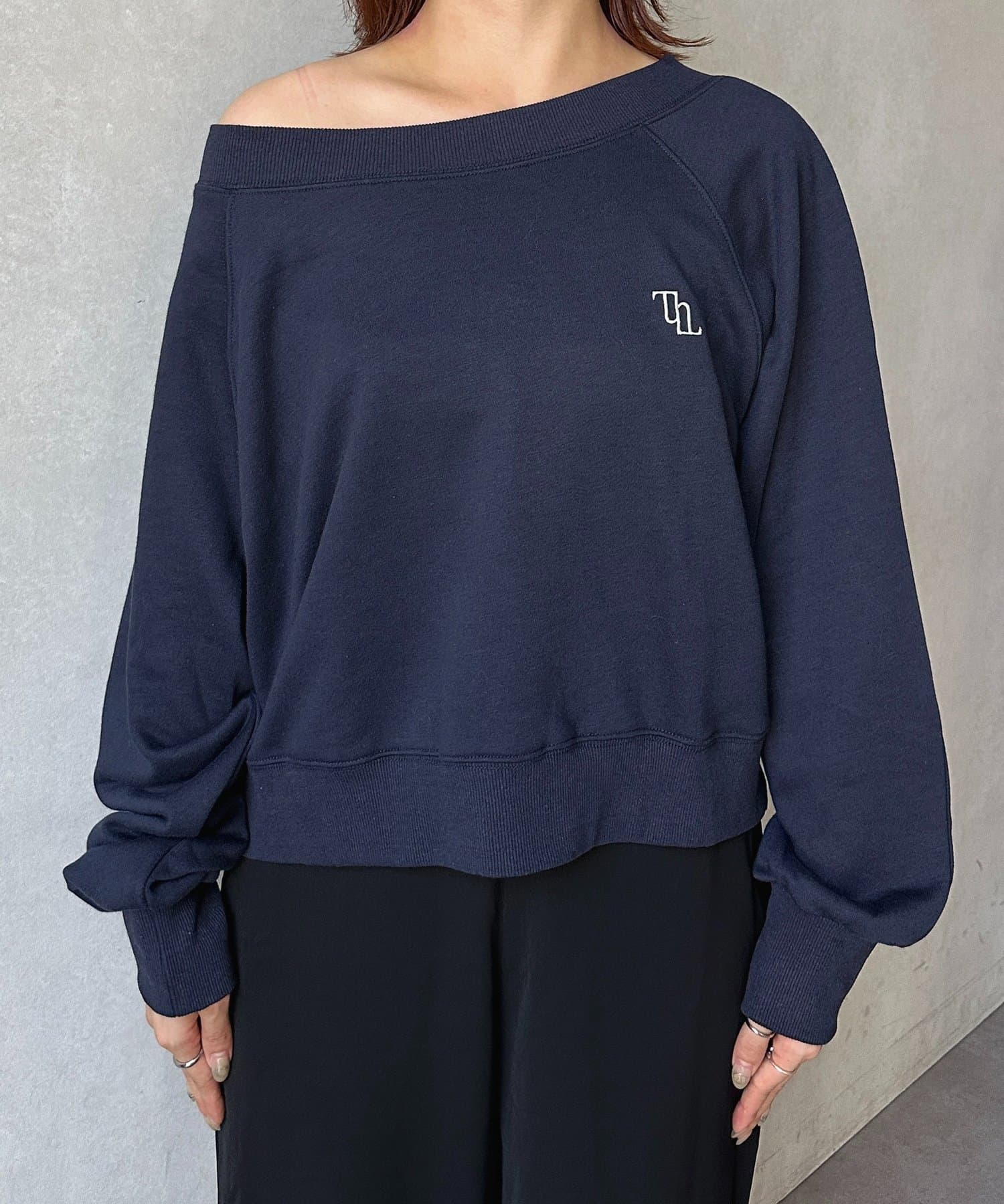 Thevon.(ゼヴォン) ボートネック刺繍ロゴプルオーバー