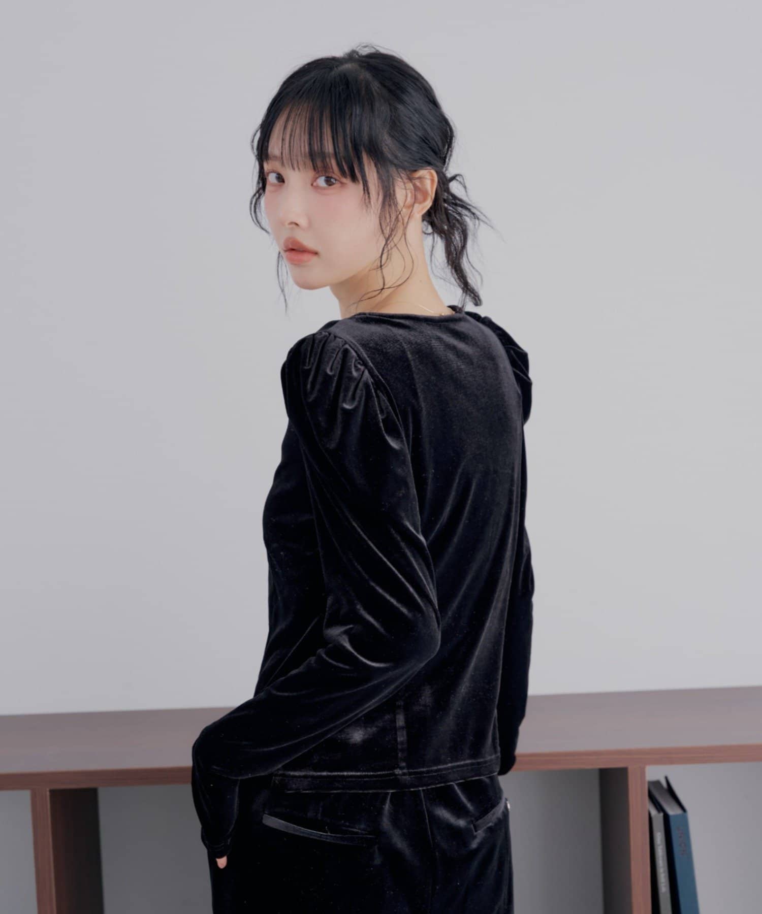 Chico(チコ) 【SALON by Chico】フラワーチャーム/ハーフZIPベロアトップス【10/15(木)0:00~1000円OFF&ノベルティフェアがスタート】