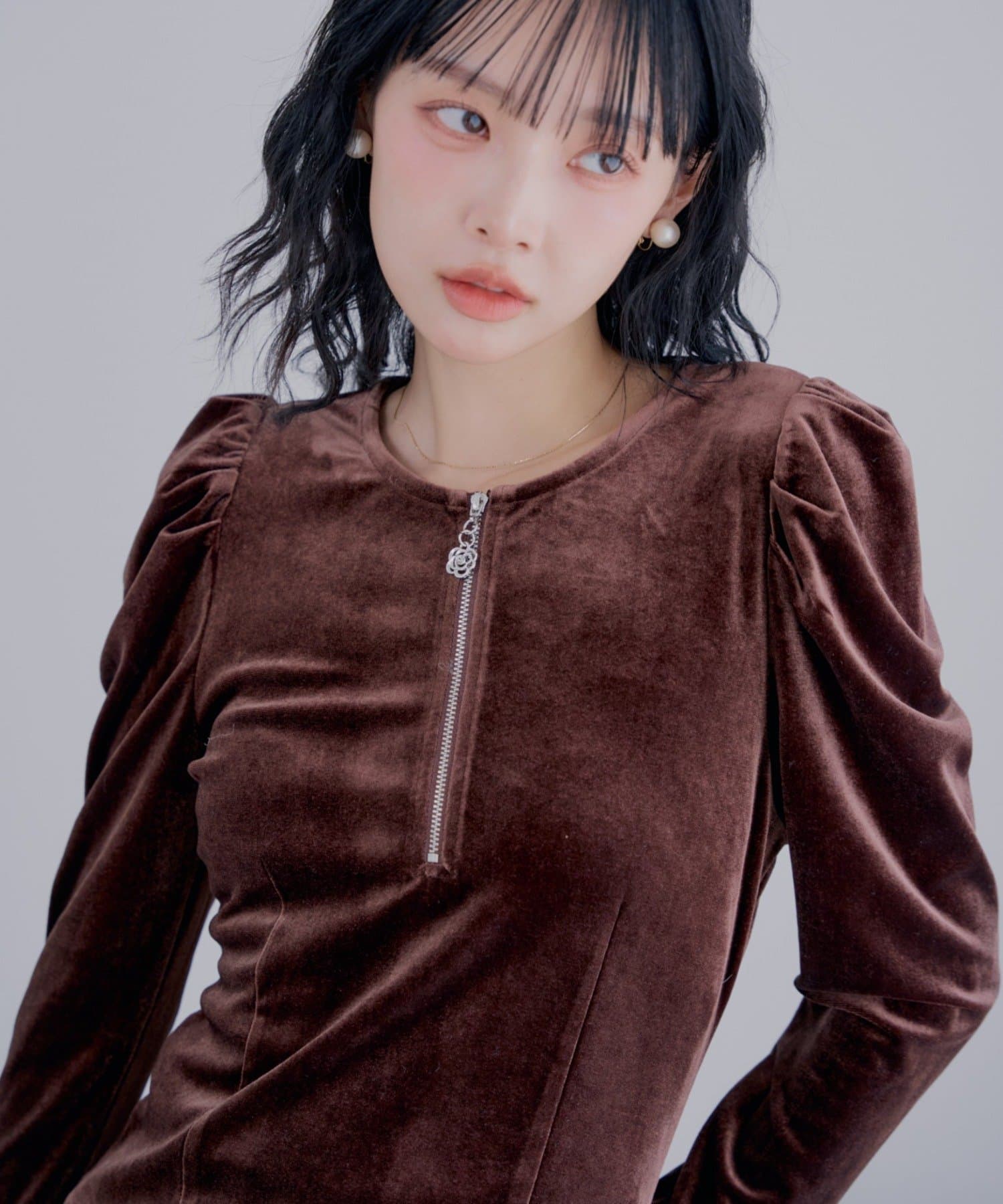 Chico(チコ) 【SALON by Chico】フラワーチャーム/ハーフZIPベロアトップス【10/15(木)0:00~1000円OFF&ノベルティフェアがスタート】