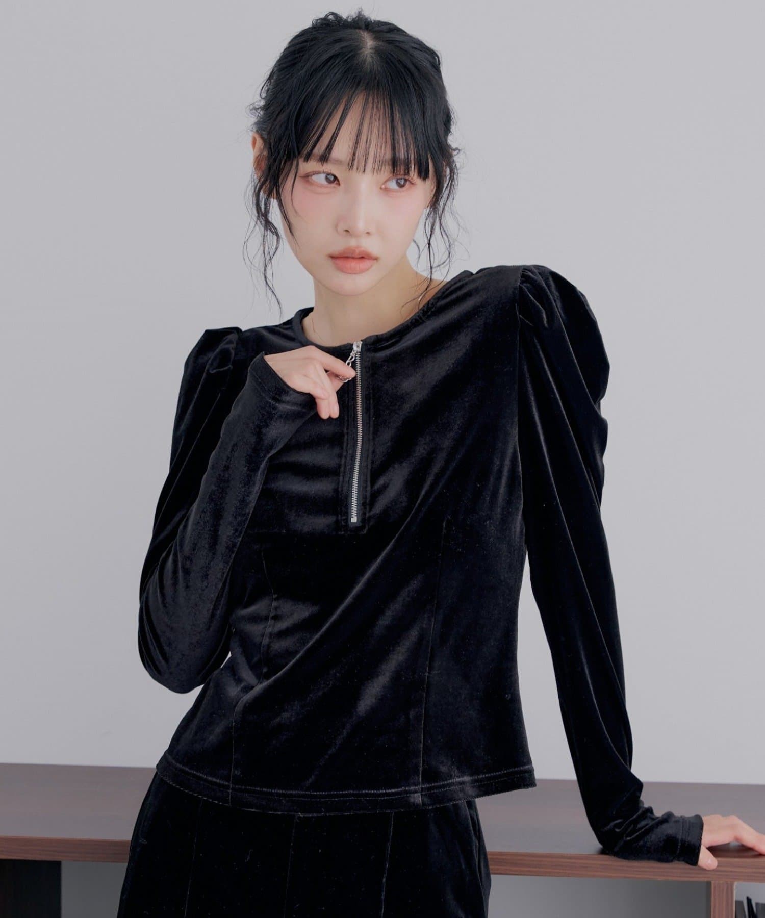Chico(チコ) 【SALON by Chico】フラワーチャーム/ハーフZIPベロアトップス【10/15(木)0:00~1000円OFF&ノベルティフェアがスタート】