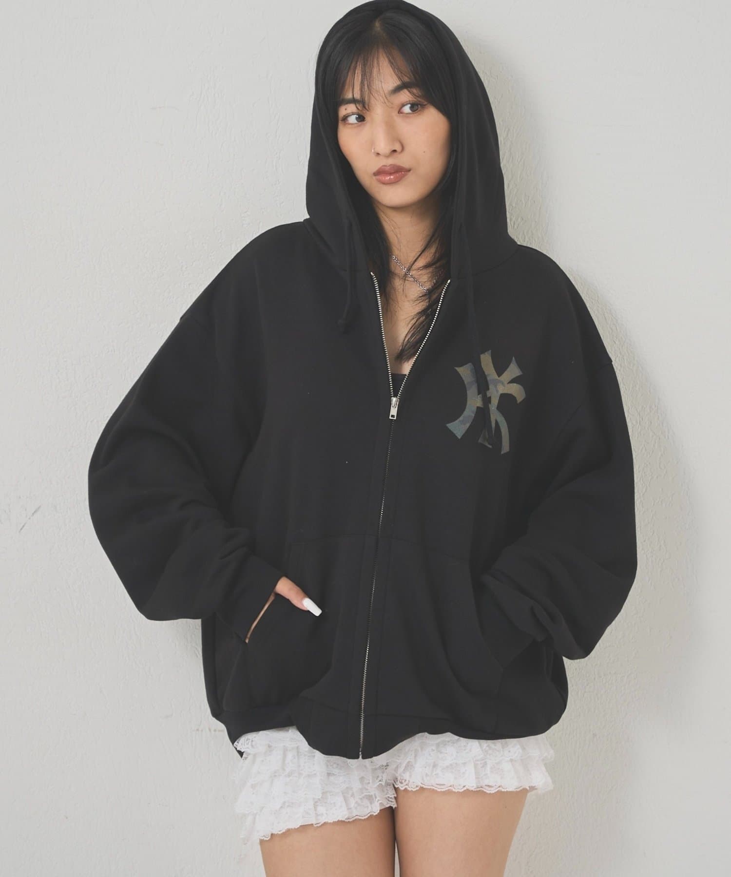 WHO’S WHO gallery(フーズフーギャラリー) 【WEB限定】【KOOKYN】KY刺繍ジップパーカー