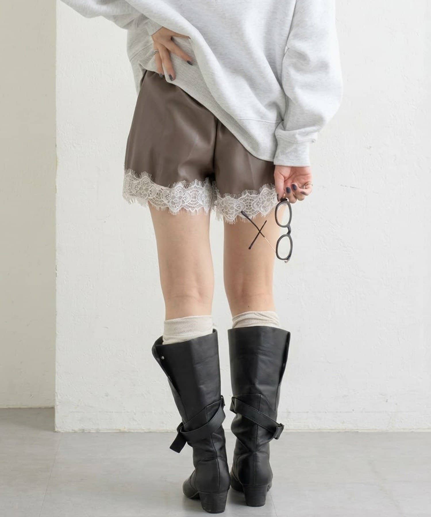 mystic(ミスティック) 【WEB限定】裾レースレザーショートパンツ