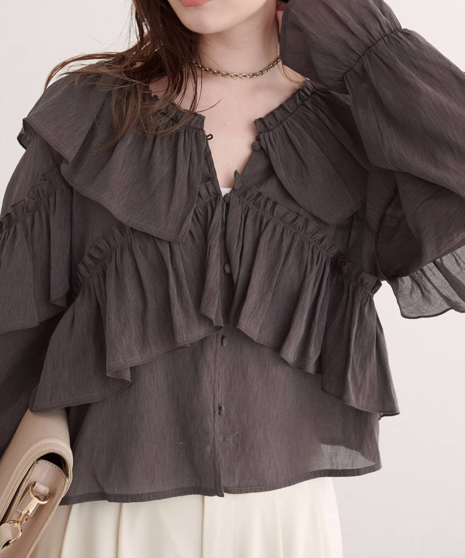 NICE CLAUP / OLIVE des OLIVE OUTLET(ナイスクラップ  / オリーブ デ オリーブ アウトレット) 【natural couture】Vネックフリル衿キャンディスリーブブラウス
